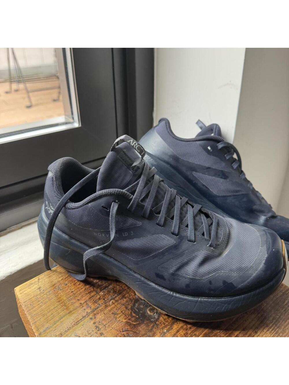 Arc'teryx Women's Navy and Black Trainer - Picture 2 of 4